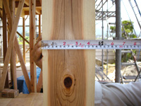 4.5寸角通し柱を採用。土台は桧材。